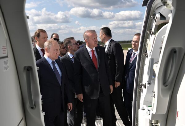 Президент РФ Владимир Путин и президент Турции Реджеп Тайип Эрдоган во время осмотра экспозиции Международного авиакосмического салона МАКС-2019 Президент РФ Владимир Путин и президент Турции Реджеп Тайип Эрдоган во время осмотра экспозиции Международного авиакосмического салона МАКС-2019