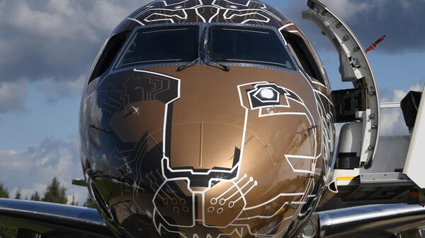 Самолет бразильской компании Embraer 195-E2 Profit Hunter на Международном авиационно-космическом салоне МАКС-2019 в подмосковном Жуковском Самолет бразильской компании Embraer 195-E2 Profit Hunter на Международном авиационно-космическом салоне МАКС-2019 в подмосковном Жуковском