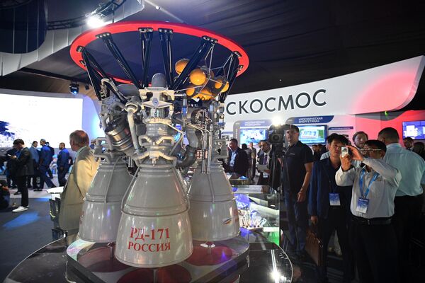 Российский жидкостный ракетный двигатель закрытого цикла РД-171, представленный на Международном авиационно-космическом салоне МАКС-2019 в подмосковном Жуковском Российский жидкостный ракетный двигатель закрытого цикла РД-171, представленный на Международном авиационно-космическом салоне МАКС-2019 в подмосковном Жуковском