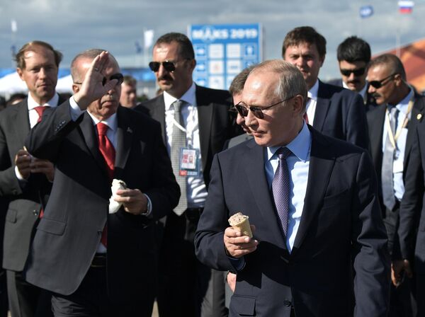 Президент РФ Владимир Путин и президент Турции Реджеп Тайип Эрдоган во время посещения Международного авиакосмического салона МАКС-2019 Президент РФ Владимир Путин и президент Турции Реджеп Тайип Эрдоган во время посещения Международного авиакосмического салона МАКС-2019