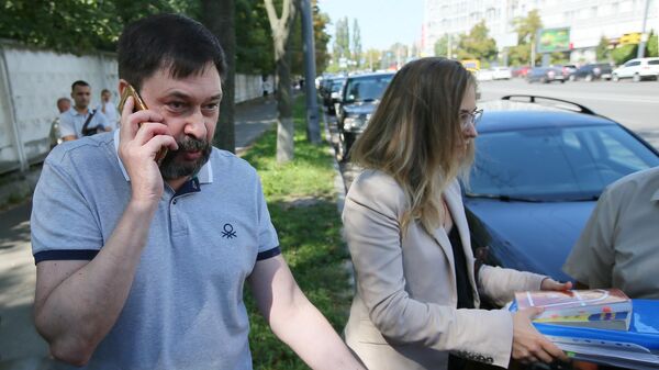 Руководитель портала РИА Новости Украина Кирилл Вышинский у здания апелляционного суда Киева Руководитель портала РИА Новости Украина Кирилл Вышинский у здания апелляционного суда Киева