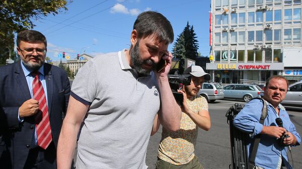 Руководитель портала РИА Новости Украина Кирилл Вышинский у здания апелляционного суда Киева Руководитель портала РИА Новости Украина Кирилл Вышинский у здания апелляционного суда Киева