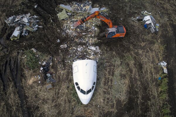 Вывоз самолета Airbus A321 с места ЧП в Раменском районе Вывоз самолета Airbus A321 с места ЧП в Раменском районе