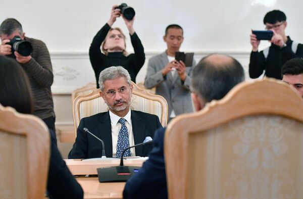 Министр иностранных дел Индии Субраманиам Джайшанкар во время встречи в Москве с министром иностранных дел РФ Сергеем Лавровым Министр иностранных дел Индии Субраманиам Джайшанкар во время встречи в Москве с министром иностранных дел РФ Сергеем Лавровым