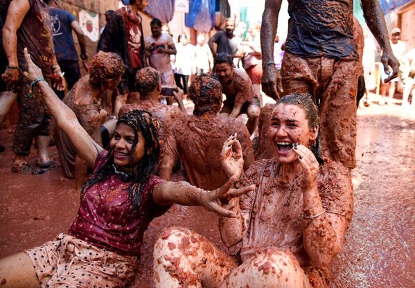 Участники ежегодного праздника La Tomatina в городе Буньоль провинции Валенсия в Испании Участники ежегодного праздника La Tomatina в городе Буньоль провинции Валенсия в Испании
