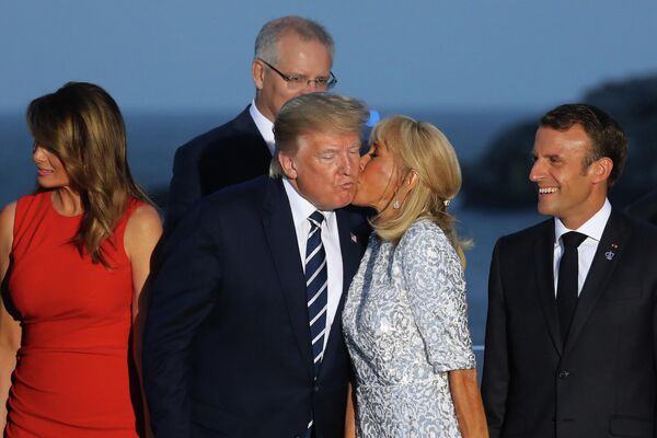 Супруга президента Франции Бриджит Макрон целует президента США Дональда Трампа на саммите G7 в Биаррице Супруга президента Франции Бриджит Макрон целует президента США Дональда Трампа на саммите G7 в Биаррице