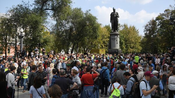 Участники несанкционированной акции в Москве в поддержку незарегистрированных кандидатов в Московскую городскую Думу Участники несанкционированной акции в Москве в поддержку незарегистрированных кандидатов в Московскую городскую Думу