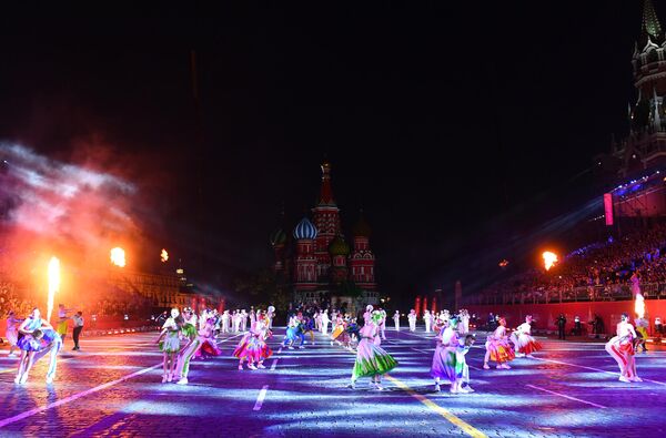 Церемония закрытия фестиваля Спасская башня на Красной Площади в Москве Церемония закрытия фестиваля Спасская башня на Красной Площади в Москве