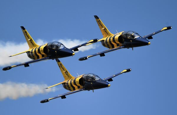 Самолеты Аэро Л-39 Альбатрос пилотажной группы Baltic bees (Балтийские пчёлы, Латвия) выполняют полет на Международном авиационно-космическом салоне МАКС-2019 в подмосковном Жуковском Самолеты Аэро Л-39 Альбатрос пилотажной группы Baltic bees (Балтийские пчёлы, Латвия) выполняют полет на Международном авиационно-космическом салоне МАКС-2019 в подмосковном Жуковском