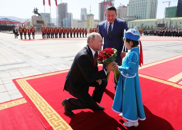 Президент РФ Владимир Путин и президент Монголии Халтмагийн Баттулга на церемонии официальной в Улан-Баторе Президент РФ Владимир Путин и президент Монголии Халтмагийн Баттулга на церемонии официальной в Улан-Баторе
