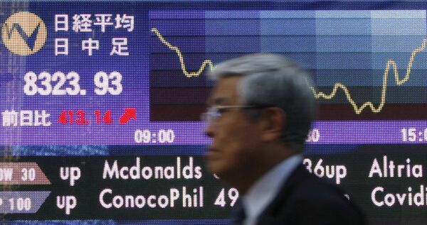 Показатели индекса Nikkei на электронном табло в Токио Показатели индекса Nikkei на электронном табло в Токио
