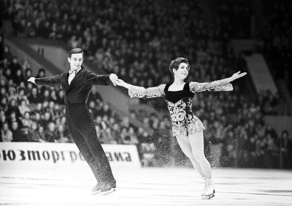 Чемпионы мира и Европы в танцах на льду Людмила Алексеевна Пахомова и Александр Георгиевич Горшков Чемпионы мира и Европы в танцах на льду Людмила Алексеевна Пахомова и Александр Георгиевич Горшков
