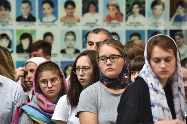 Литургия в бывшем спортзале 1-й Бесланской школы по жертвам теракта 1-3 сентября 2004 года Литургия в бывшем спортзале 1-й Бесланской школы по жертвам теракта 1-3 сентября 2004 года