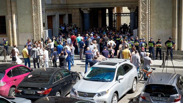 Акции протеста против выдвижения на пост премьер-министра Грузии главу МВД Георгия Гахария у здания парламента в Тбилиси Акции протеста против выдвижения на пост премьер-министра Грузии главу МВД Георгия Гахария у здания парламента в Тбилиси