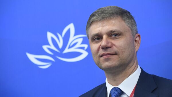 Председатель правления ОАО Российские железные дороги Олег Белозеров на сессии в рамках V Восточного экономического форума во Владивостоке Председатель правления ОАО Российские железные дороги Олег Белозеров на сессии в рамках V Восточного экономического форума во Владивостоке