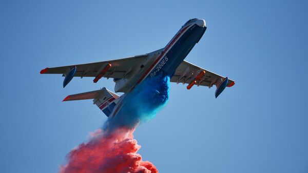 Российский самолёт-амфибия Бе-200ЧС, разработанный ТАНТК имени Г. М. Бериева и производимый на Иркутском авиационном заводе, совершает полет на МАКС-2019 в подмосковном Жуковском Российский самолёт-амфибия Бе-200ЧС, разработанный ТАНТК имени Г. М. Бериева и производимый на Иркутском авиационном заводе, совершает полет на МАКС-2019 в подмосковном Жуковском