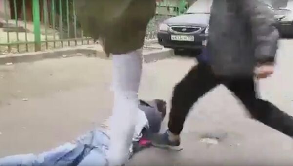 Кадр из видео, на котором подростки избивают сверстника после ссоры в соцсетях Кадр из видео, на котором подростки избивают сверстника после ссоры в соцсетях