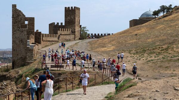 Туристы на территории Генуэзской крепости в Судаке Туристы на территории Генуэзской крепости в Судаке