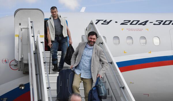 Руководитель портала РИА Новости Украина Кирилл Вышинский сходит с борта российского самолета Ту-204 в аэропорту Внуково Руководитель портала РИА Новости Украина Кирилл Вышинский сходит с борта российского самолета Ту-204 в аэропорту Внуково