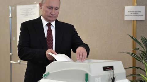 Владимир Путин во время голосования на выборах депутатов в Московскую городскую Думу на избирательном участке № 2151 в здании Российской академии наук Владимир Путин во время голосования на выборах депутатов в Московскую городскую Думу на избирательном участке № 2151 в здании Российской академии наук