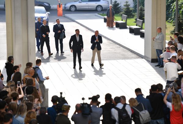 Генеральный директор МИА Россия сегодня Дмитрий Киселев (в центре справа) и руководитель портала РИА Новости Украина Кирилл Вышинский перед пресс-конференцией в Международном мультимедийном пресс-центре МИА Россия сегодня Генеральный директор МИА Россия сегодня Дмитрий Киселев (в центре справа) и руководитель портала РИА Новости Украина Кирилл Вышинский перед пресс-конференцией в Международном мультимедийном пресс-центре МИА Россия сегодня