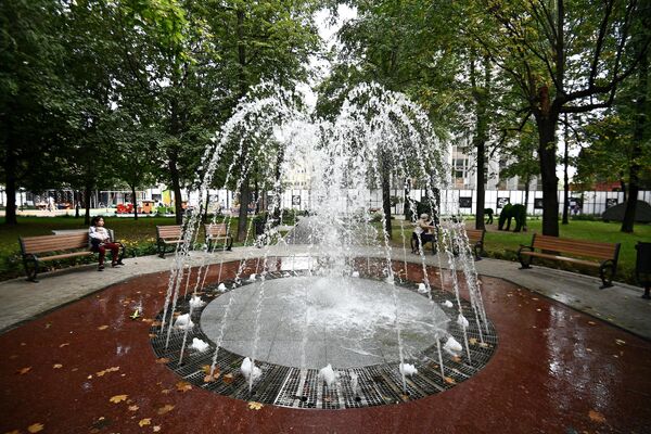 Фонтан в Новослободском парке в Москве Фонтан в Новослободском парке в Москве