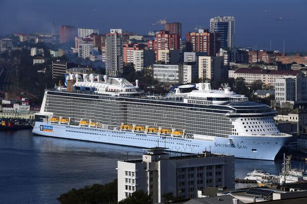 Круизный лайнер Spectrum of the Seas прибыл в порт Владивостока. Лайнер базируется в Шанхае и выполняет круизы в Японию Круизный лайнер Spectrum of the Seas прибыл в порт Владивостока. Лайнер базируется в Шанхае и выполняет круизы в Японию