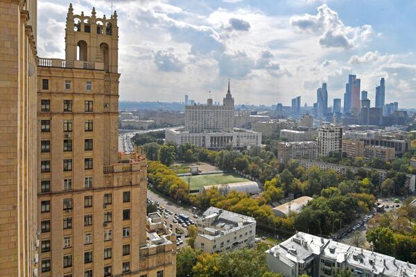 Вид на небоскребы делового центра Москва-Сити с высотного дома на Кудринской площади в Москве Вид на небоскребы делового центра Москва-Сити с высотного дома на Кудринской площади в Москве