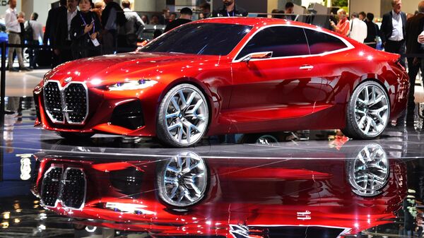 Посетители у автомобиля BMW Concept 4 на международном автомобильном салоне во Франкфурте Посетители у автомобиля BMW Concept 4 на международном автомобильном салоне во Франкфурте