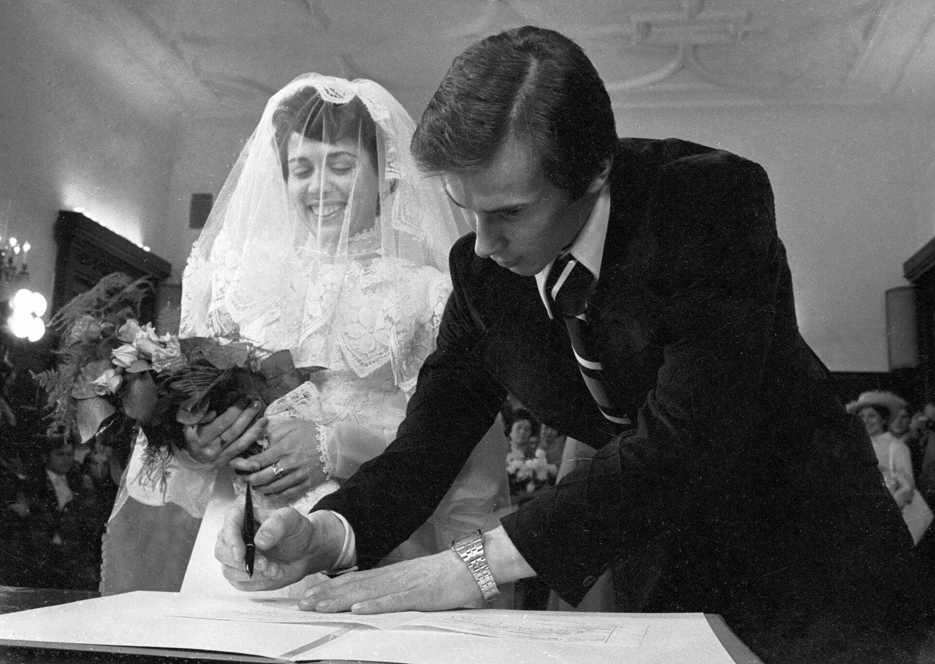 Ирина Роднина и Александр Зайцев в день бракосочетания. Ирина Роднина и Александр Зайцев в день бракосочетания. - РИА Новости, 1920, 24.05.2021