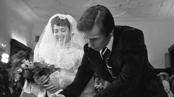 Советские фигуристы Ирина Роднина (слева) и Александр Зайцев (справа) в день бракосочетания. Советские фигуристы Ирина Роднина (слева) и Александр Зайцев (справа) в день бракосочетания.