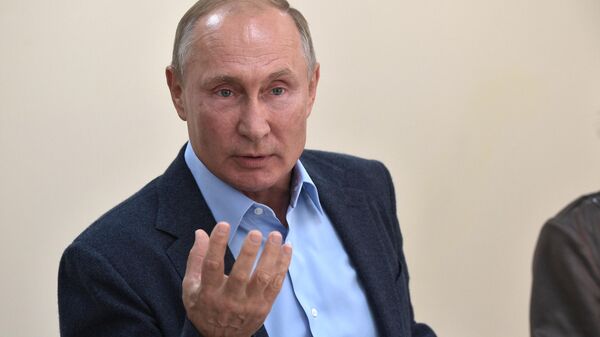 Президент РФ Владимир Путин во время встречи с местными жителями, принимавшими участие в контртеррористической операции на территории Дагестана в 1999 году Президент РФ Владимир Путин во время встречи с местными жителями, принимавшими участие в контртеррористической операции на территории Дагестана в 1999 году