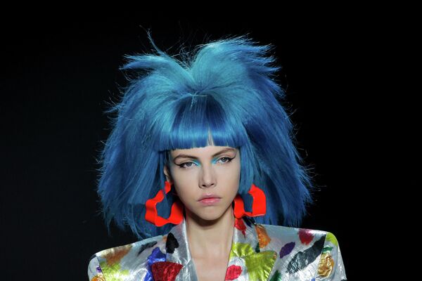 Модель на показе Jeremy Scott на Неделе моды в Нью-Йорке Модель на показе Jeremy Scott на Неделе моды в Нью-Йорке