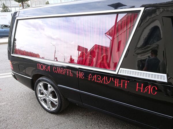 Надпись Пока смерть не разлучит нас на свадебном автомобиле режиссера Константина Богомолова и телеведущей Ксении Собчак на Зубовском бульваре в Москве Надпись Пока смерть не разлучит нас на свадебном автомобиле режиссера Константина Богомолова и телеведущей Ксении Собчак на Зубовском бульваре в Москве