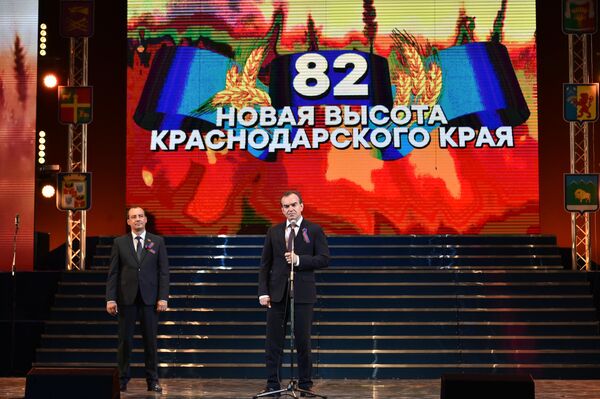 Нам повезло жить в одном из лучших уголков России – многонациональном, развивающемся, крепком и сильном крае. Мы связываем с ним наше сегодня и наше завтра, жизнь своих детей и последующих поколений, – обратился к гостям праздника губернатор края Вениамин Кондратьев. Нам повезло жить в одном из лучших уголков России – многонациональном, развивающемся, крепком и сильном крае. Мы связываем с ним наше сегодня и наше завтра, жизнь своих детей и последующих поколений, – обратился к гостям праздника губернатор края Вениамин Кондратьев.