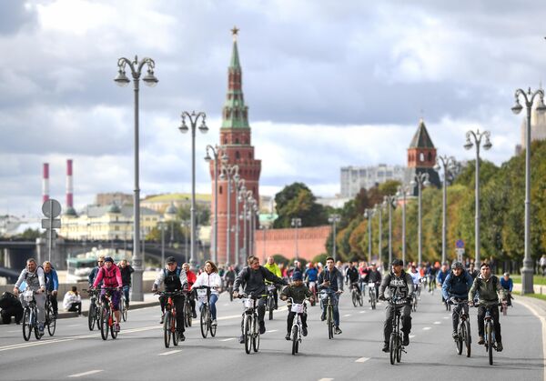 Участники Московского осеннего велофестиваля во время велосипедной прогулки по Москве. 15 сентября 2019 Участники Московского осеннего велофестиваля во время велосипедной прогулки по Москве. 15 сентября 2019