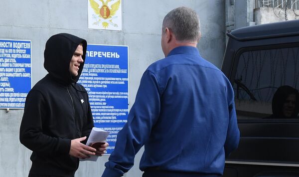Александр Кокорин у КПП исправительной колонии №4 города Алексеевка Белгородской области Александр Кокорин у КПП исправительной колонии №4 города Алексеевка Белгородской области