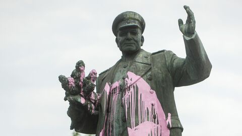 Памятник маршалу Коневу, облитый розовой краской, в Праге Памятник маршалу Коневу, облитый розовой краской, в Праге