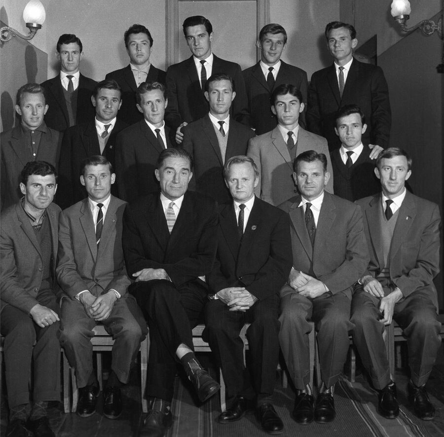 Футболисты сборной команды СССР 1961 года, главный тренер сборной СССР Гавриил Качалин (четвертый слева) Футболисты сборной команды СССР 1961 года, главный тренер сборной СССР Гавриил Качалин (четвертый слева)