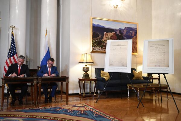 Передача российской стороне исторических документов за подписью императора Николая II в резиденции посла США в Москве Передача российской стороне исторических документов за подписью императора Николая II в резиденции посла США в Москве