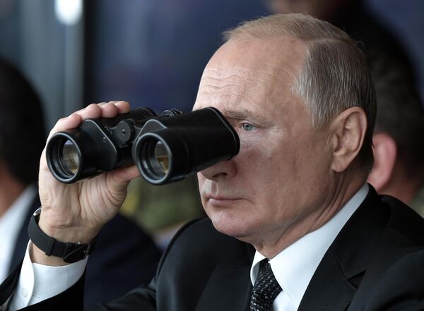 Президент РФ Владимир Путин наблюдает за проведением основного этапа стратегического командно-штабного учения Центр-2019 на полигоне Донгуз Президент РФ Владимир Путин наблюдает за проведением основного этапа стратегического командно-штабного учения Центр-2019 на полигоне Донгуз