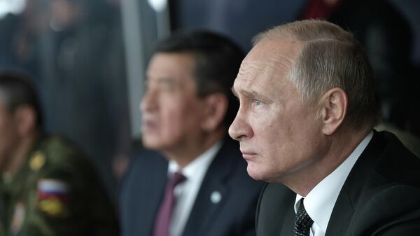 Президент РФ Владимир Путин наблюдает за проведением основного этапа стратегического командно-штабного учения Центр-2019 на полигоне Донгуз Президент РФ Владимир Путин наблюдает за проведением основного этапа стратегического командно-штабного учения Центр-2019 на полигоне Донгуз