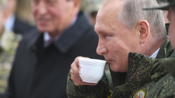 Президент РФ Владимир Путин и президент Киргизии Сооронбай Жээнбеков на полигоне Донгуз, где проходит основной этап стратегического командно-штабного учения Центр-2019 Президент РФ Владимир Путин и президент Киргизии Сооронбай Жээнбеков на полигоне Донгуз, где проходит основной этап стратегического командно-штабного учения Центр-2019