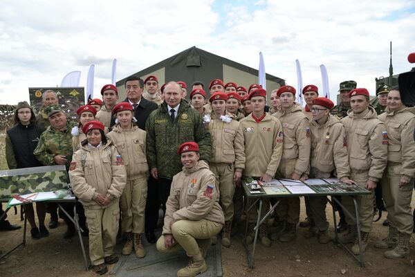 Президент РФ Владимир Путин и президент Киргизии Сооронбай Жээнбеков фотографируются с участниками Всероссийского детско-юношеского военно-патриотического общественного движения Юнармия на полигоне Донгуз Президент РФ Владимир Путин и президент Киргизии Сооронбай Жээнбеков фотографируются с участниками Всероссийского детско-юношеского военно-патриотического общественного движения Юнармия на полигоне Донгуз