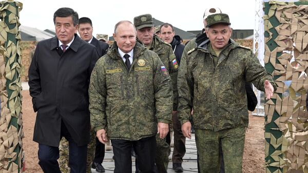 Президент РФ Владимир Путин, президент Киргизии Сооронбай Жээнбеков (слева), министр обороны РФ Сергей Шойгу (справа) и начальник Генерального штаба Вооруженных сил РФ - первый заместитель министра обороны РФ Валерий Герасимов (на втором плане) на полигоне Донгуз, где проходит основной этап стратегического командно-штабного учения Центр-2019 Президент РФ Владимир Путин, президент Киргизии Сооронбай Жээнбеков (слева), министр обороны РФ Сергей Шойгу (справа) и начальник Генерального штаба Вооруженных сил РФ - первый заместитель министра обороны РФ Валерий Герасимов (на втором плане) на полигоне Донгуз, где проходит основной этап стратегического командно-штабного учения Центр-2019