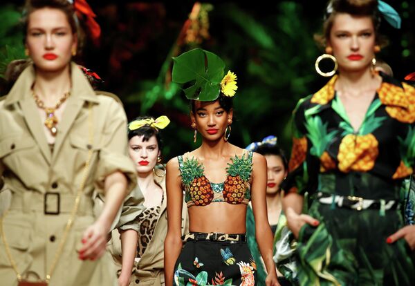 Модели во время показа коллекции Dolce & Gabbana на Неделе моды в Милане Модели во время показа коллекции Dolce & Gabbana на Неделе моды в Милане