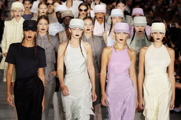 Модели во время показа коллекции Max Mara на Неделе моды в Милане Модели во время показа коллекции Max Mara на Неделе моды в Милане