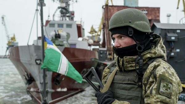Украинский военнослужащий на борту корабля береговой охраны в порту Мариуполя Украинский военнослужащий на борту корабля береговой охраны в порту Мариуполя