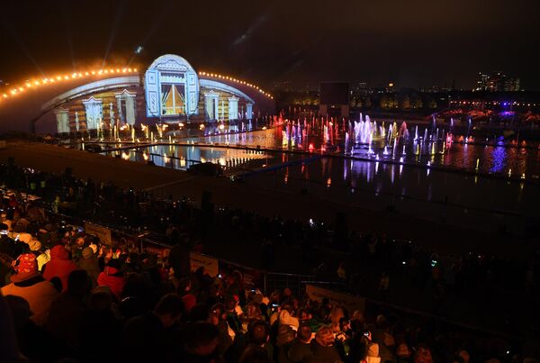 Световое шоу на закрытии фестиваля Круг света 2019 в Москве Световое шоу на закрытии фестиваля Круг света 2019 в Москве