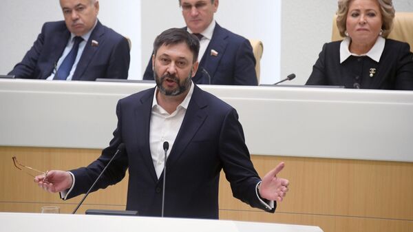 Руководитель портала РИА Новости Украина Кирилл Вышинский выступает на заседании Совета Федерации РФ Руководитель портала РИА Новости Украина Кирилл Вышинский выступает на заседании Совета Федерации РФ